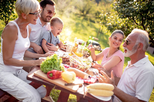 Une famille autour d'une table d'été