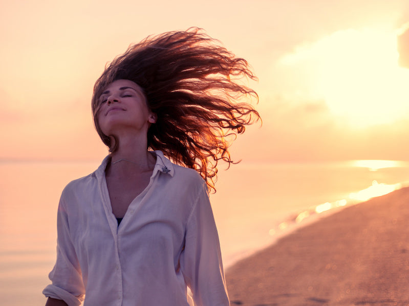 fille cheveux libre coucher de soleil shampoing naturel bave escargot